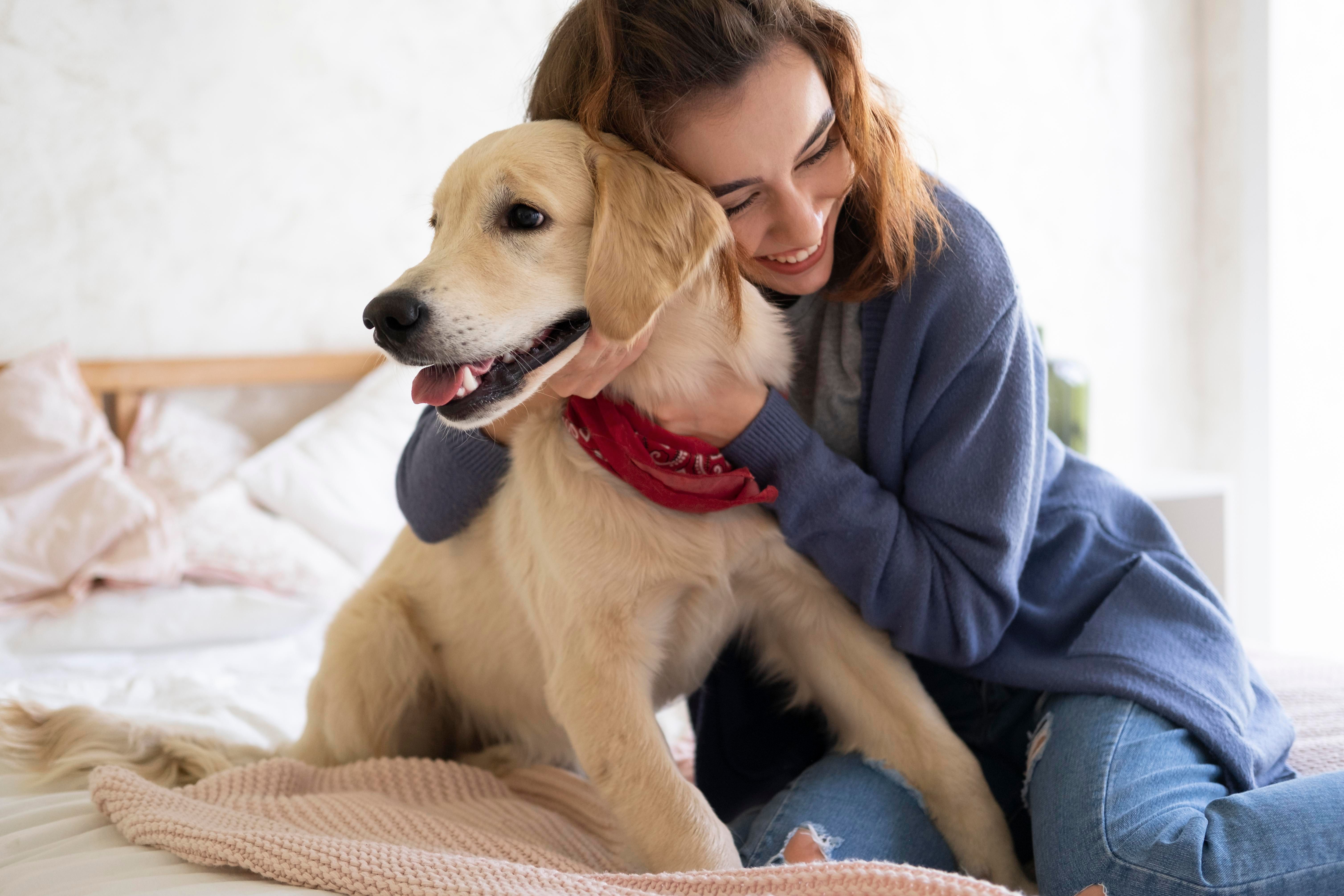 Cão feliz após banho e tosa no Cantinho Animal